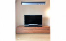 大川家具のテレビボードと籐の照明とソファのコーティネート例(ルームズ大正堂あざみ野店)