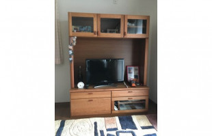 写真や縫いぐるみが飾られた大川家具のテレビ台(いよた家具)