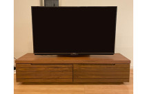 大川家具の無垢テレビボードとダイソンの掃除機(オーキタ家具)