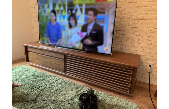 グリーン系のラグとコーティネートされた堺市Y.I様の無垢テレビボード(オーキタ家具)