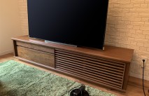 グリーン系のラグとコーティネートされた堺市Y.I様の無垢テレビボード(オーキタ家具)