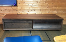 山小屋風のお部屋に設置された大川家具のテレビボード(太陽家具)