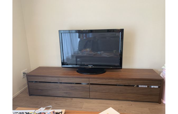 ウォールナット色の大川家具の無垢テレビボード(オーキタ家具)