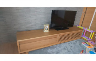 壁面とラグに対してアクセントになる大川家具のテレビボード(カリモク家具水戸店)