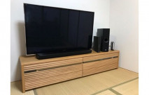 和室に設置された和モダンな雰囲気の大川家具のテレビボード(ルームズ大正堂本店)