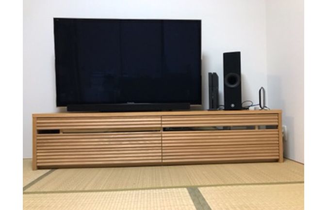 ゲーム機やネットワーク機器が設置された横浜市K.M様の無垢テレビボード