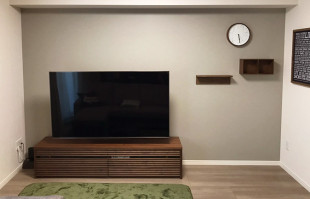 ラグと壁面と飾り棚と時計にオシャレにコーディネートされた大川家具のテレビボード(太陽家具福岡西店)