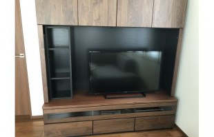 ウォールナット色の大川家具のテレビボードの設置事例