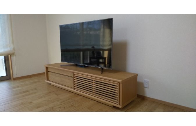 無垢のフォローリングとマッチした大川家具のテレビボード(いよた家具)