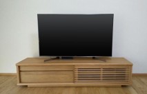 無垢のフォローリングとマッチした大川家具のテレビボード(いよた家具)