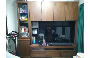 パソコンが設置された大川家具の無垢テレビボード(リビングハウス吉祥寺店)