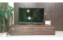 扉等と色味を合わせた大川家具のテレビボード