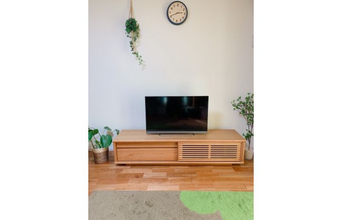 大川家具のテレビボードと壁掛時計と観葉植物のオシャレなコーディネート(ルームズ大正堂)