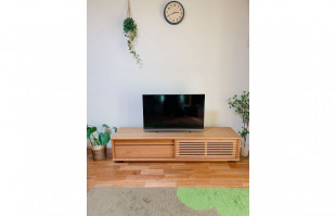 大川家具のテレビボードと壁掛時計と観葉植物のオシャレなコーディネート