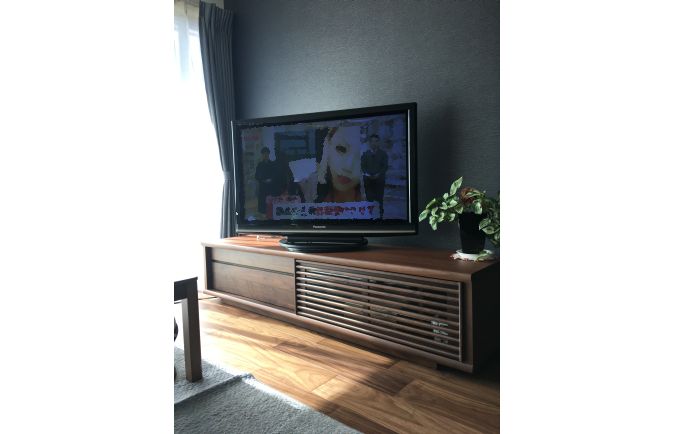 大川家具のテレビ台とフローリング・ラグ・観葉植物のコーディネート例