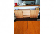 無垢のダイニングテーブルとブラックチェリー色の大川家具のサイドボード(インテリアモリタ)
