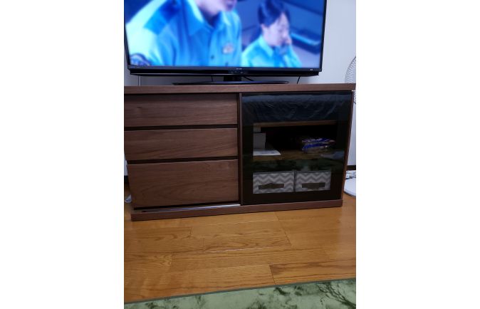 大川家具の天然木テレビボードとラグのコーディネート(ヨコモク)