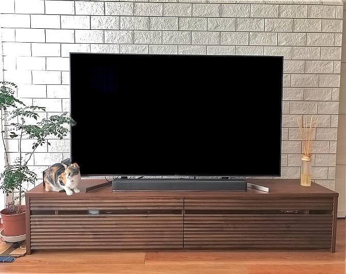 レンガ調の壁面に設置されたオシャレな大川家具のテレビボード