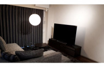 照明やソファやラグやカーテンとオシャレにコーディネートされた大川家具のテレビボード