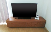 ブラックチェリー色の大川家具のテレビボードとラグとカーテン(オーキタ家具)