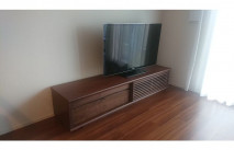 フローリングとコーディネートされた大川家具のテレビボード