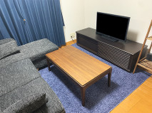 大川家具のテレビボードとラグとソファとカーテンとセンターテーブル