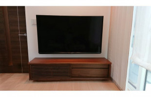 大川家具の無垢テレビボードと壁掛けテレビ