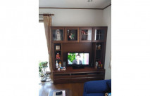 人形やコレクションが飾られた大川家具の壁面収納型テレビ台