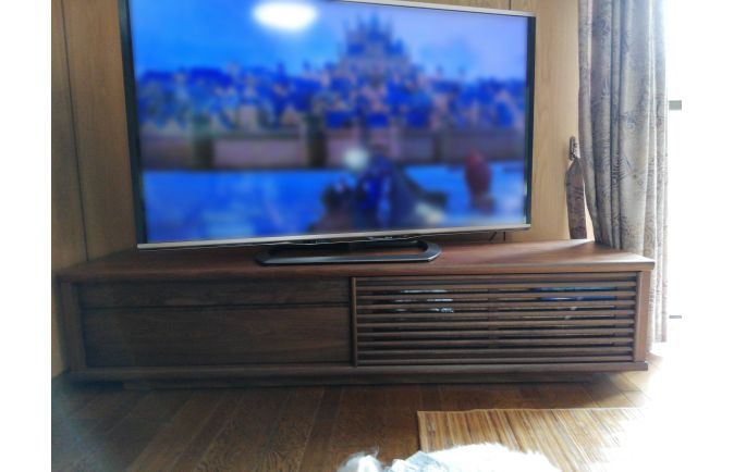 ゲーム実施中のテレビと大川家具の無垢テレビボード