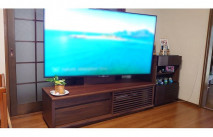 完了植物の置かれた和泉市T.S様の無垢テレビボード(家具の西口木工)