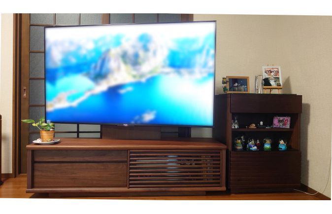 大川家具のテレビボードと小物が飾られたキャビネット