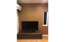 堺市T.M様のウォールナット色の無垢テレビボードとエアコン(オーキタ家具)