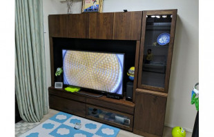 ガラスキャビネットにお皿などが飾られた壁面収納型テレビ台(リビングハウス)