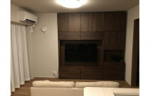 吹田市S.I様の壁面収納型無垢テレビボードとソファとエアコン