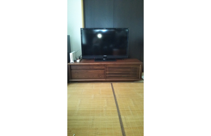 和室に設置されたウォールナット色の大川家具のテレビボード