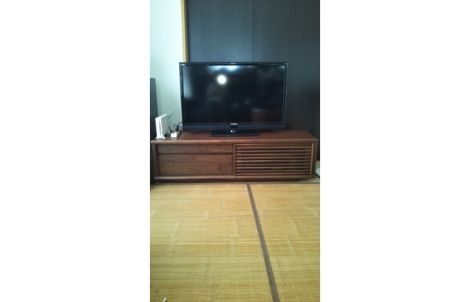 和室に設置されたウォールナット色の大川家具のテレビボード