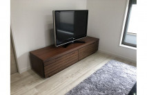 大川家具のテレビボードとラグとフローリングのコーディネート例(オーキタ家具)