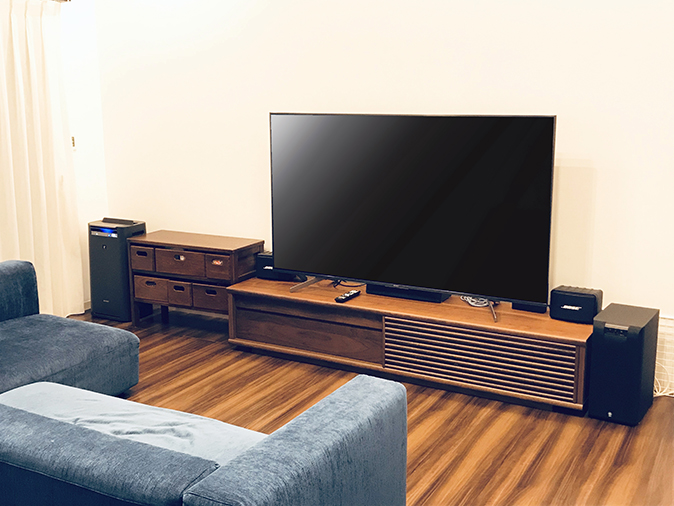 大川家具の無垢テレビボードとソファと床材と建具との調和(近新)