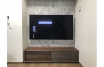 八尾市C.M様の無垢テレビボードと壁掛けテレビ
