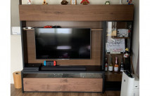 Nintendo Switchとサウンドバーが設置された大川家具のテレビボード