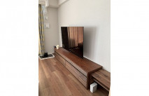 フローリングと調和した大川家具のテレビボード(オーキタ家具)