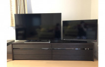 テレビが2台設置された大川家具の無垢テレビボード(ルームズ大正堂)
