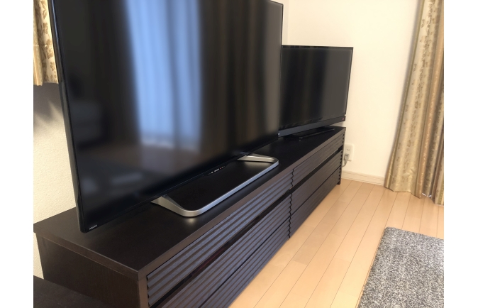 横浜市T.K様のオークダーク色のテレビボードとラグとカーテン