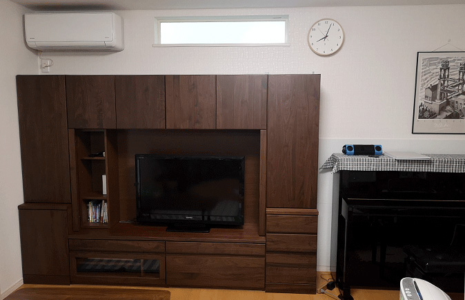 壁面収納型テレビボードとピアノとエアコン