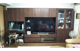 ガラスキャビネットやライティングデスクを備えた大川家具のテレビボード(リビングハウス堀江店)