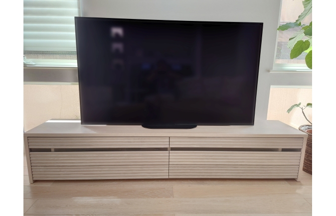 床と同系色の京都市K.T様のオークホワイト色の無垢テレビボード