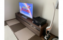 プリンターが設置された大川家具のテレビボードとスティック掃除機(オーキタ家具)