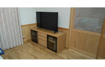 床材や建具と同系色でコーディネートされた高松市Y.Y様の天然木テレビボード