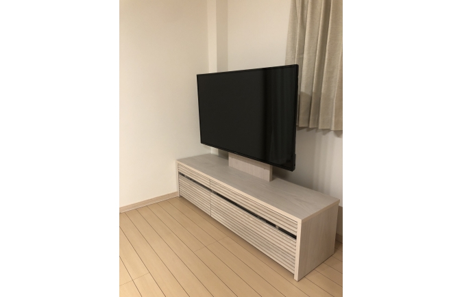 オークホワイト色の大川家具の壁掛け対応テレビボード(オーキタ家具)