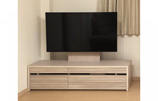 オークホワイト色の大川家具の壁掛け対応テレビボード(オーキタ家具)